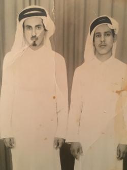 الاخ ناصر بن عبدالله العطية و انا في صورة تذكارية - حوالي 1958